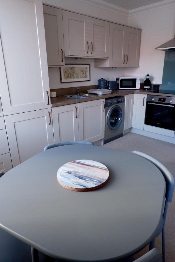 Dalcross No 7 Quiet, Two Bedroom Ground Floor Flat In Tornagrain Great For Early Airport Departures Or Late Flights מראה חיצוני תמונה